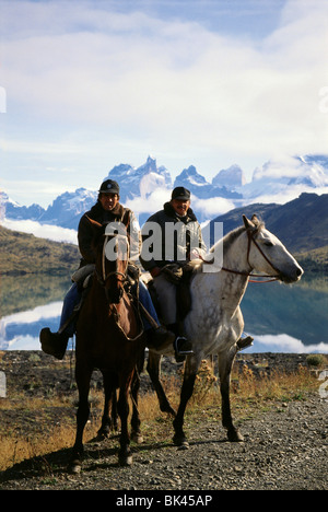 Park Rangers à cheval dans le Parc National Torres del Paine, Chili Banque D'Images