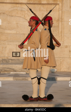 Evzones garde présidentielle au garde en été uniforme au service du Parlement grec à Athènes Banque D'Images