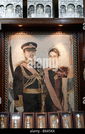 Portrait de son Altesse royale le Roi Abdallah II et La Reine Rania dans un magasin de souvenirs à Amman, en Jordanie. Banque D'Images