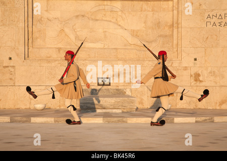 Gardes présidentielles Evzones en uniforme traditionnel faisant des pas hauts devant le Tombeau du Soldat Inconnu au Parlement grec à Athènes Banque D'Images