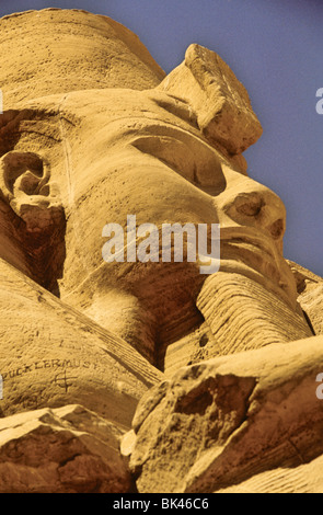 Détail de la sculpture à l'entrée du temple de Ramsès II à Abou Simbel, Egypte Banque D'Images