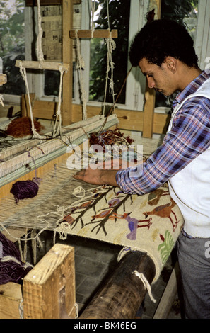 Un homme d'un tapis de tissage sur un métier, l'égypte Banque D'Images