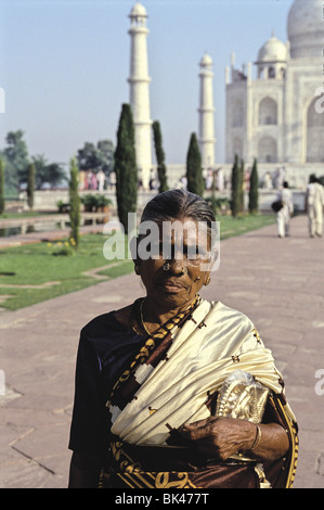 Portrait d'une femme portant des vêtements traditionnels indiens au Taj Mahal à Agra, Inde Banque D'Images