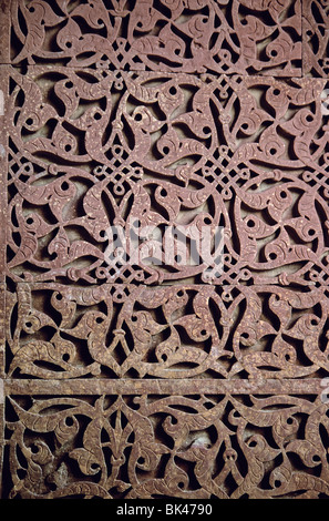 Détail de la sculpture décorative en pierre du 14ème siècle sur l'Alai Darwaza Gateway qui est au sud de mosquée Quwwat-ul-Islam Masjid dans Qutb Banque D'Images