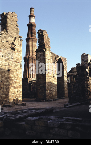 Qutb Minar et ruines de Quwwat-ul-Islam mosquée de Delhi, Inde Banque D'Images