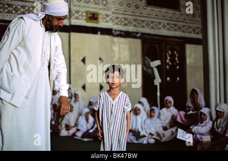 Coran classe dans la mosquée al Aman Adern, Bagdad, Iraq Banque D'Images