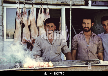 Brochettes cuisson devant une boucherie à Amman, Jordanie Banque D'Images