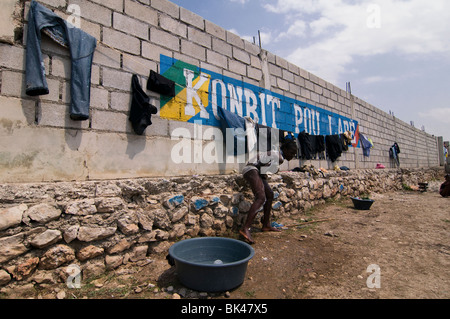 Une personne dans un camp de fortune pour les survivants d'un séisme de magnitude 7,0 qui a frappé Haïti le 12 janvier 2010 à Port-au-Prince Banque D'Images