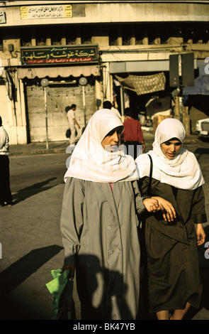 Deux femmes portant un foulard blanc, Amman, Jordanie Banque D'Images