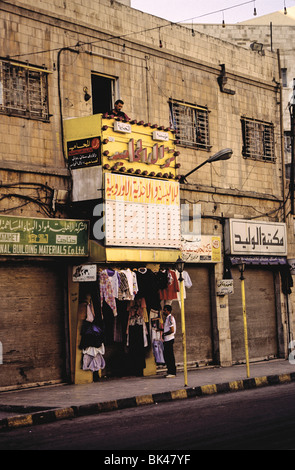 Marchand de vêtements et scène de rue à Amman, Jordanie Banque D'Images