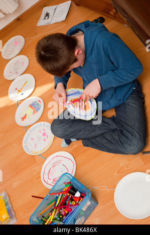 Un modèle a publié la photo d'un garçon de dix ans de faire des décorations de Pâques au Royaume-Uni Banque D'Images