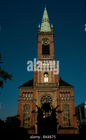 L'église Saint-Jean, Johanneskirche, avec sa tour de près de 88 m de haut, est la plus grande église protestante de Düsseldorf, en Allemagne Banque D'Images