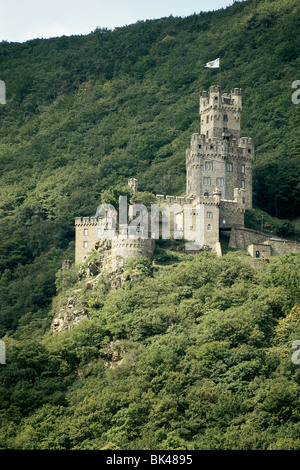 Plus de Château Sooneck Niederheimbach est situé au bout de peu de forêt et est dit être l'une des plus belles et de tous les chevaliers Banque D'Images