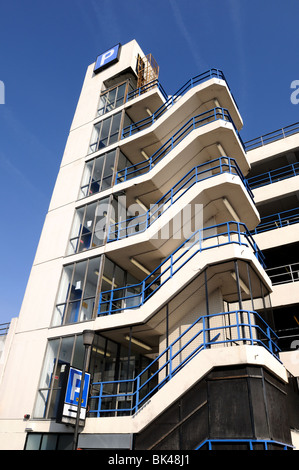 Parking véhicule escalier en béton à niveaux. Banque D'Images