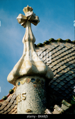 Détail du toit sur la Casa BatllÛ conçu par Antonia Gaudi Barcelone Espagne immeuble a été totalement rénové par GaudÌ Banque D'Images