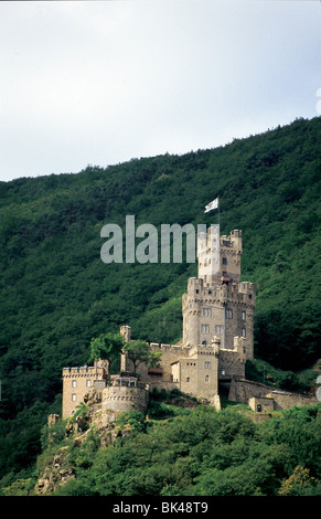 Plus de Château Sooneck Niederheimbach est situé au bout de peu de forêt et est dit être l'une des plus belles et de tous les chevaliers Banque D'Images