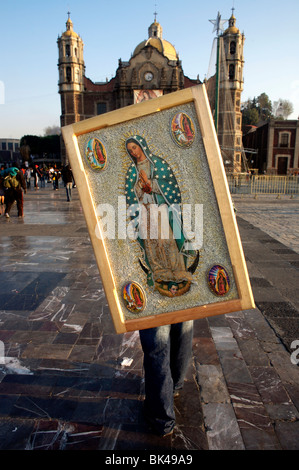 Un pèlerin est titulaire d'une image de la Vierge de Guadalupe sur ses épaules dans la Basilique de Guadalupe à Mexico Banque D'Images