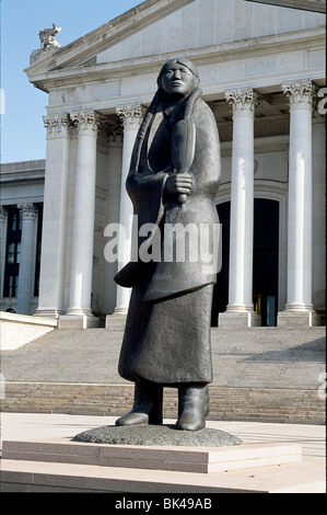 Houserís hommage à Allan, les Américains autochtones' aussi longtemps que l'écoulement des eaux", sculpture en bronze a été consacrée le 4 juin 1989 C'est Banque D'Images