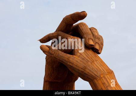 Mains en métal, paire de mains énormes tenues dans un fermoir aimant Ray Lonsdale sculpture, attraction visiteur mondialement célèbre Blacksmith Shop, Gretna Green Banque D'Images