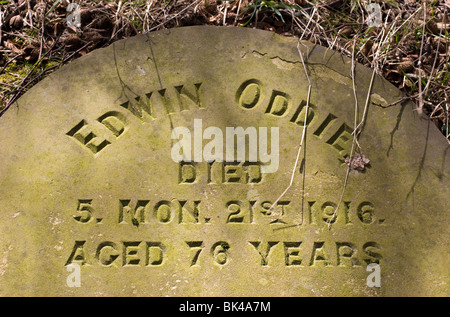 Pierre tombale pour Edwin Oddie dans hewbread «', un cimetière Quaker, près de Todmorden, Yorkshire, Angleterre. Banque D'Images