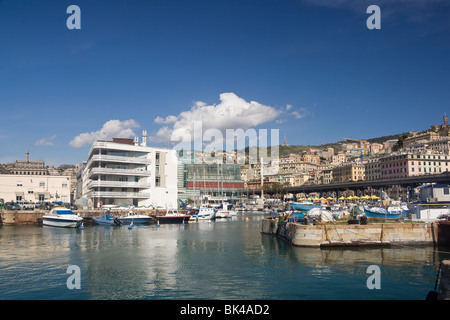 Front de mer de Gênes du vieux port dans une journée ensoleillée Banque D'Images