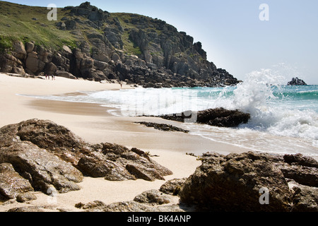 Une vague s'écrase sur une plage déserte, près de Cornwall, uk Banque D'Images