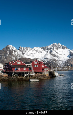 En bois rouge traditionnelle Rorbu Fishermens' huts dans village de Henningsvær en îles Lofoten en Norvège Banque D'Images