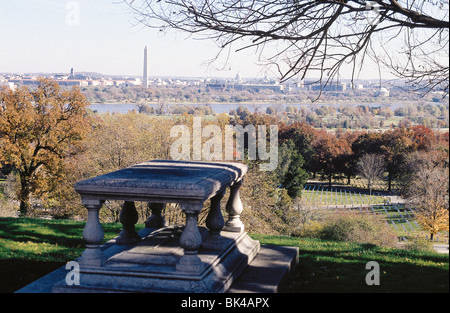 Cimetière national d'Arlington avec Washington, D.C., en arrière-plan Banque D'Images