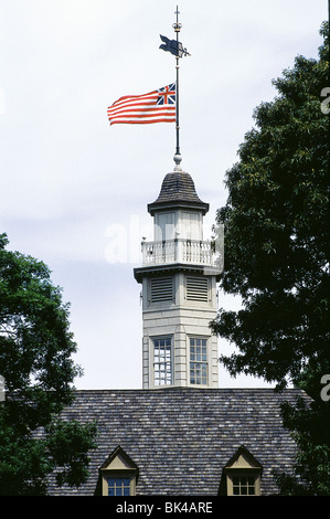 Le Grand Union flag flying sur la tour du Capitole coloniale dans la ville coloniale de Williamsburg, Virginie Banque D'Images