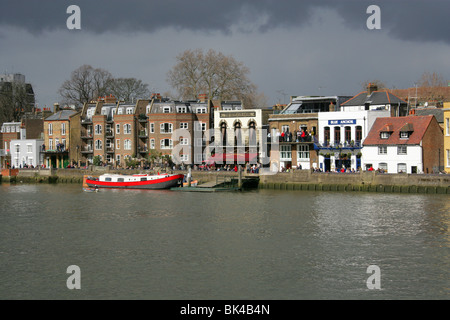 Rive nord de la Tamise Près de Hammersmith Bridge. Auriol Kensington Rowing Club entre la Blue Anchor et Rutland Arms. Banque D'Images