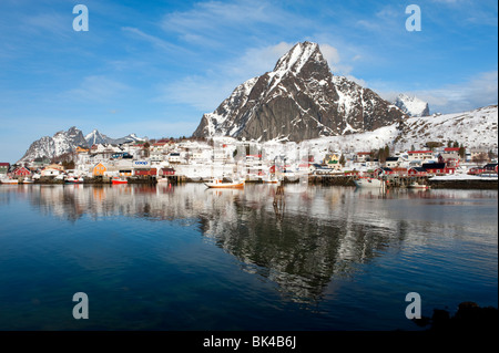 Vue sur le village de reine à Moskenes dans îles Lofoten en Norvège en hiver 2010 Banque D'Images