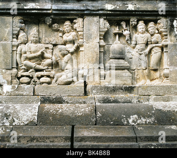 9e siècle sculptures en relief de pierre racontent des histoires de la vie du Bouddha au temple bouddhiste Borobudur dans le centre de Java, Indonésie Banque D'Images