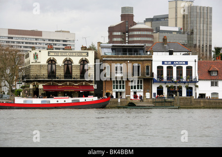 Rive nord de la Tamise Près de Hammersmith Bridge. Auriol Kensington Rowing Club entre la Blue Anchor et Rutland Arms. Banque D'Images