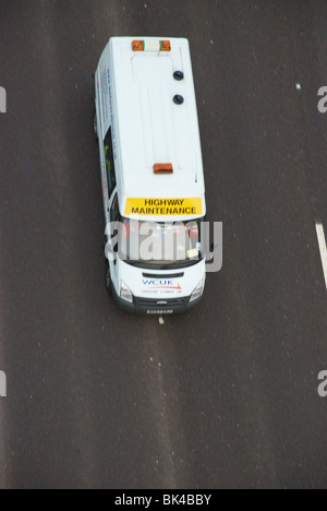 Van l'entretien des routes sur l'autoroute. Banque D'Images