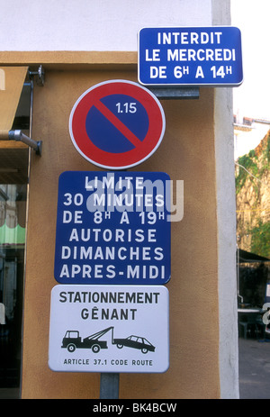 Signe de la circulation, pas de parking zone, zone-remorquage, ville de Saint-Rémy-de-Provence, Bouches-du-Rhône, Provence, France, Europe Banque D'Images