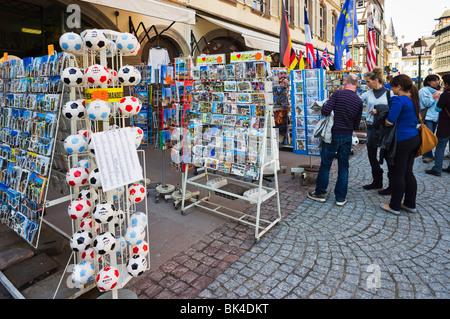 Les touristes SHOPPING POUR CARTES POSTALES STRASBOURG ALSACE FRANCE Banque D'Images