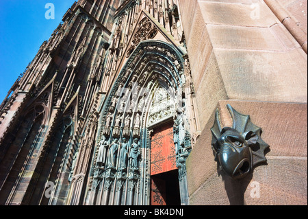 Strasbourg cathédrale gothique Notre-Dame, 14e siècle, chimera à droite portail, tympan, Alsace, France, Europe, Banque D'Images