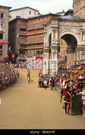 Pour la scène de foule, de chevaux, le Palio de Sienne, Italie Banque D'Images