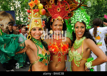 Trois danseurs de samba brésilienne à Karneval der Kulturen, Carnaval des Cultures, Kreuzberg, Berlin, Allemagne, Europe. Banque D'Images