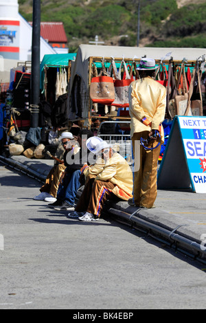 Les hommes vêtus de costumes aux couleurs vives de Cape Minstrels (klopse) au port de Hout Bay. Banque D'Images