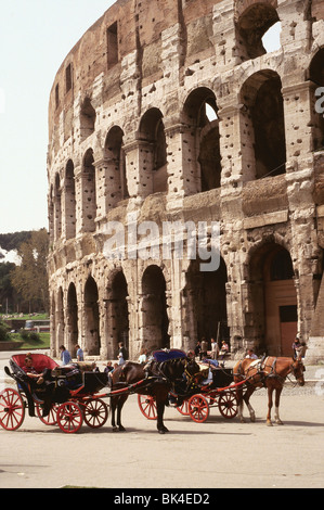 Calèches attendent devant le Colisée, Rome Banque D'Images