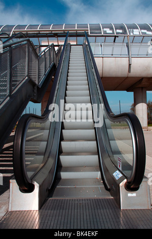 Ascenseurs et tunnel pour piétons à Nuova Fiera di Roma, conçu par l'architecte Tommaso Valle Banque D'Images