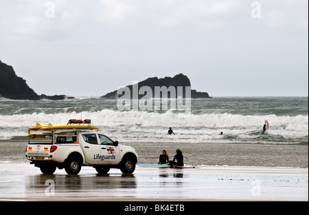 Un véhicule de patrouille de la RNLI sur la plage de Fistral à Newquay en Cornouailles. Photo par Gordon 1928 Banque D'Images