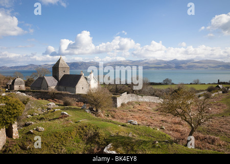 Penmon, Anglesey, au nord du Pays de Galles, Royaume-Uni. Penmon Prieuré (St. Monastère Seiriol's) et vue de côte Nord du Pays de Galles à travers le détroit de Menai Banque D'Images