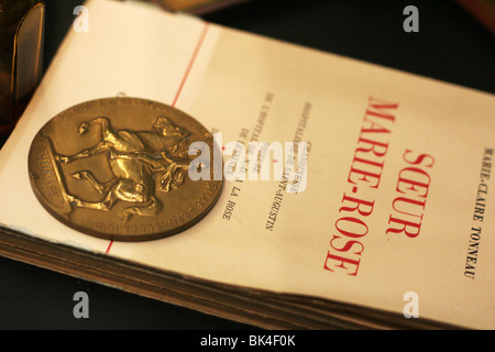 Ancien manuel et médaille de fondateur de l'Hôpital Notre Dame de la Rose. Lessines, Belgique Banque D'Images