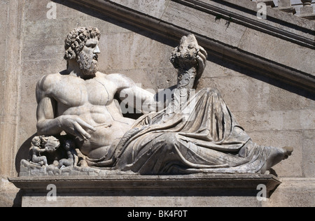 La sculpture romaine antique de la personnification du Tibre dans la Piazza del Campidoglio, Rome Italie Banque D'Images