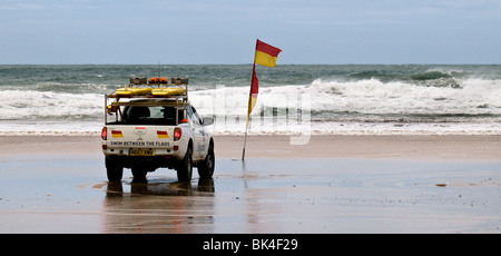 Un véhicule de patrouille de la RNLI sur la plage de Fistral à Newquay en Cornouailles. Photo par Gordon 1928 Banque D'Images