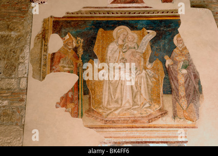 La fresque du 14ème siècle porté 'Vierge à l'enfant de Taddeo di Bartolo dans la cour du Palazzo del Popolo. Palazzo del ... Banque D'Images