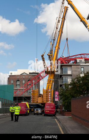 L'effondrement de grue à tour tombé sur toit de l'immeuble d'être soulevé par un autre crane Banque D'Images