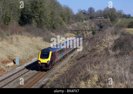 Cross Country arriva Voyager se dirige vers le sud à travers Wickwar (Gloucestershire) avec un service lié de Plymouth le 05/03/2010 Banque D'Images